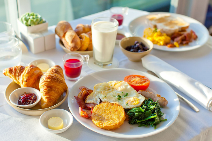 Почему завтракать нужно в течение часа после пробуждения