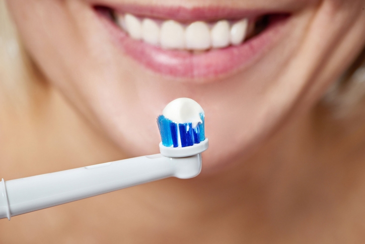 Электрическая зубная щетка: в чем преимущества и как выбрать