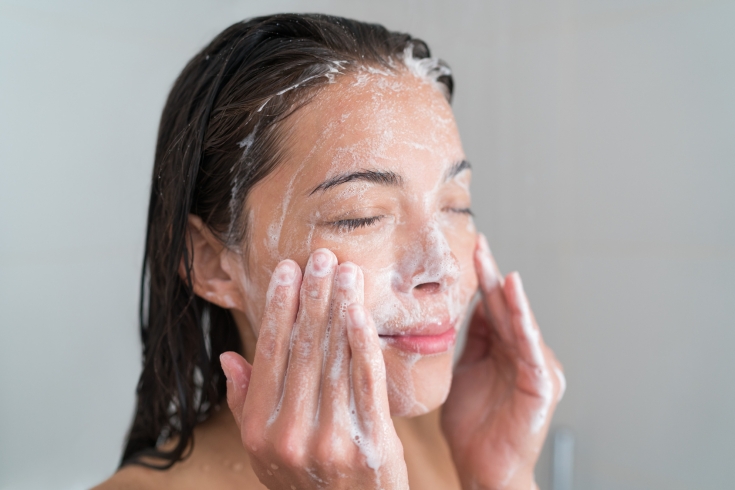 Как правильно умываться и очищать кожу лица