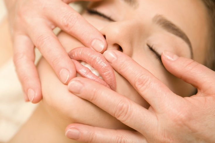 Как сделать лечебный массаж губ: техника и польза массажа