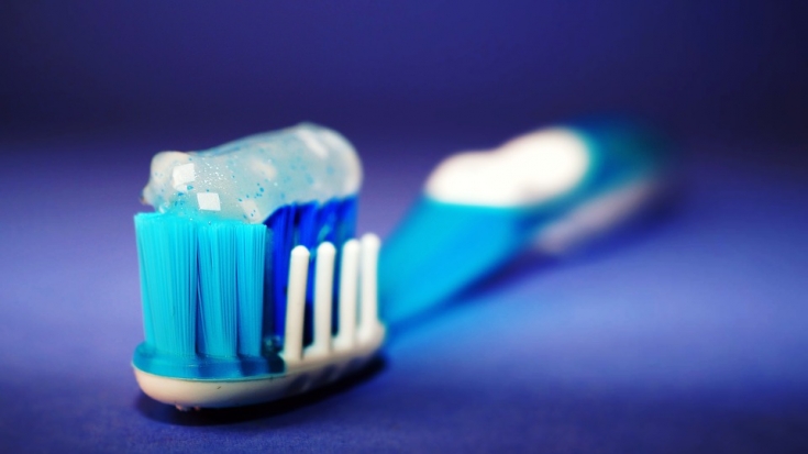 Как выбрать зубную пасту: полезные и опасные компоненты