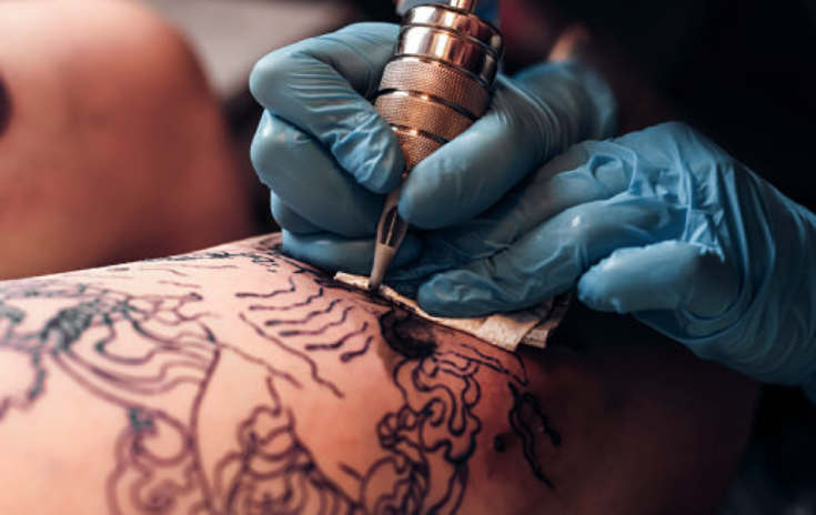 Медики объяснили, чем могут быть опасны татуировки