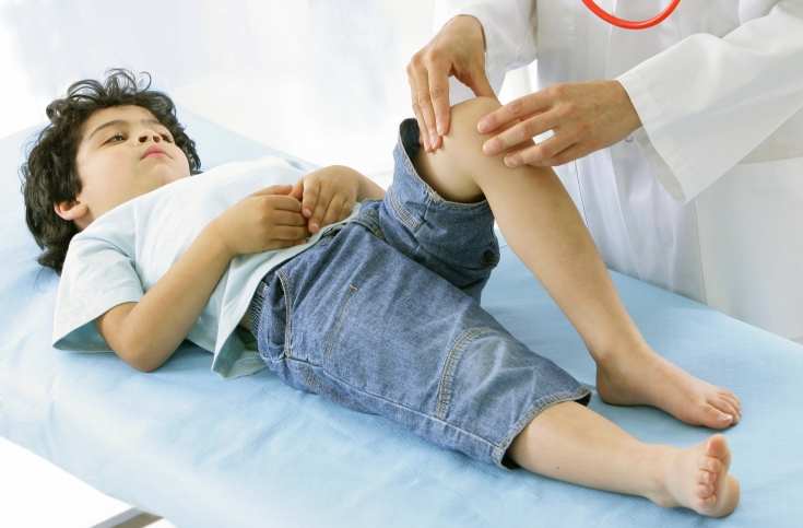 У ребенка болят колени: причины и первая помощь