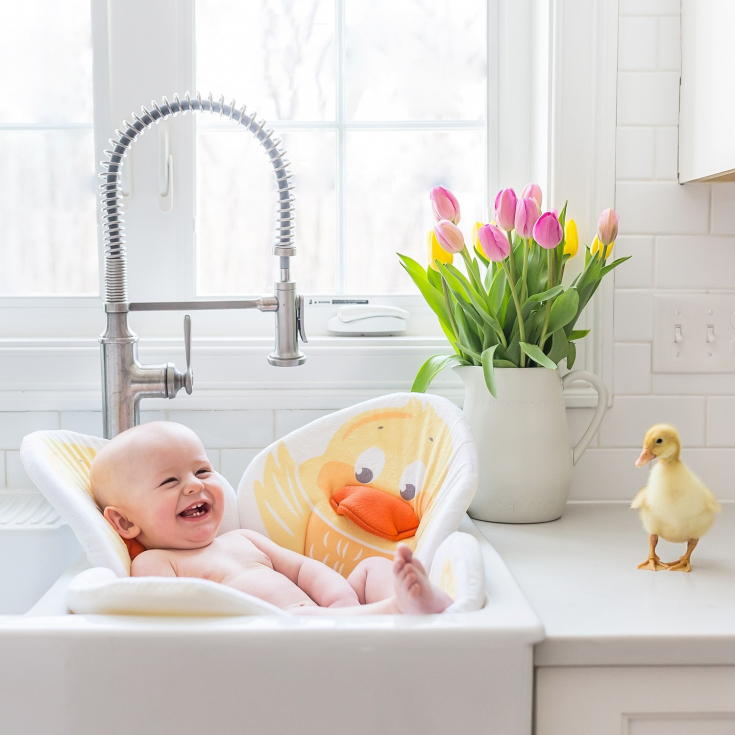 Водные процедуры: как купать новорожденного ребенка в ванночке