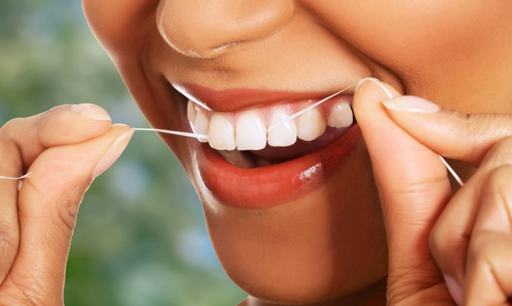 Зачем нужна зубная нить: правила использования