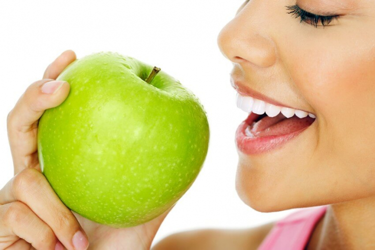 Здоровье зубов: почему яблоки портят зубы