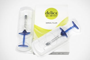 korrektsiya-fillerami-delice-hydroxy-novoe-slovo-v-napravlennoj-kollagenostimul /></p>
<p>Delice Hydroxy відноситься до біодеградованих хімічних складів - його гелева основа розсмоктується протягом 2 місяців, забезпечуючи стійкий ліфтинг-ефект. З часом ГАП, що є основним компонентом цього філера, виконавши покладені на нього завдання з природного омолодження шкіри, також повністю виводиться з організму, але залишає пам'ять. про себе у вигляді новосформованих колагенових волокон.</p>
<blockquote>Ін'єкції Delice Hydroxy  дозволяють досягти природного омолодження шкіри, при цьому ліфтинг-ефект досягається швидко, практично відразу після введення препарату, і потім зберігається досить тривалий час (до 2 років).</blockquote>
<p>На відміну від матеріалів, виділених з природних джерел і містять білкові домішки, Delice Hydroxy отримано шляхом біосинтезування, а тому не містить ніяких компонентів тваринного та рослинного походження. на переносимість.</p>
<p>Препарат має високу біосумісність з тканинами людського організму, максимально безпечний і добре переноситься пацієнтами, він не має дратівливої ​​та токсичної дії, не викликає алергічних реакцій, формування фіброзу.</p>
<blockquote>Застосування DeliceHydroxy дозволяє не тільки досягти поставлених завдань щодо корекції вікових змін шкіри шляхом заповнення об'єму тканин (філінгова дія), але й відновити її порушені регенеративні механізми за рахунок стимулювання синтезу колагену, який формує каркас сполучної тканини та робить шкіру гладкою, пружною підтягнутою.</blockquote>
<p>Варто також зазначити, що введення Delice Hydroxy відноситься до малоінвазивних процедур, а розведення препарату розчином лідокаїну дозволяє уникнути дискомфорту та хворобливих відчуттів під час введення.</p>
<p>Delice Hydroxy може застосовуватись у різних клінічних ситуаціях:</p>
<ul>
<li>нехірургічна корекція дефектів носа;</li>
<li>коригування овалу обличчя, зміна форми вилицевої області, підборіддя, щік;</li>
<li>розгладжування носогубних складок, «зморшок маріонетки», радіальних зморшок навколо рота, горизонтальної складки на підборідді, «гусячих лапок» у кутах очей;</li>
<li>корекція вікових змін шкіри в області шиї, зони декольте, тильної поверхні рук, колін, кісточок;</li>
<li>усунення рубців та шрамів.</li>
</ul>
<p> </p>


                        

                        

                        <div id=