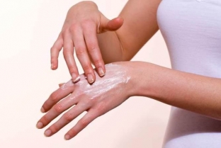 lechenie-allergodermatozov-kak-svoevremenno-i-effektivno-ustranit-problemu </p>
<h2>Медикаментозне лікування аллергодерматозів: системна та місцева терапія</h2>
<p>Схема лікування аллергодерматозів включається системне та місцеве застосування різних медикаментозних засобів. У гострій стадії захворювання, коли переважає мокнути шкіри, пацієнту можуть бути рекомендовані волого-висихаючі пов'язки, після яких на уражені ділянки шкіри накладають різні форми засобів з протизапальною, регенеруючою та протисвербіжною дією. Якщо спостерігається вторинна бактеріальна інфекція – ndash; призначаються антибактеріальні препарати. За наявності поширених, виражених та прогресуючих висипів можуть призначатися глюкокортикоїдні мазі. Системна терапія включає призначення антигістамінних препаратів, інфузій кристалоїдів, поліглюкіну та гемодезу, а при важких формах може бути показана системна кортикостероїдна терапія.</p>
<blockquote>
<p>Лікування аллергодерматозів – це серйозний процес, до якого необхідно підходити відповідально і лікарю, і пацієнтові.</p>
</blockquote>
<p>Захворювання нерідко стає причиною неврозоподібних та інсомнічних розладів, тому чим раніше підтвердиться діагноз і почнеться лікування, тим менше шкоди патологія завдасть пацієнту. Дякую за те, що ви залишаєтеся з estet-portal.com.</p>
<p>Читайте також: <a href=
