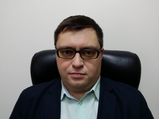metody-identifikatsii-i-borby-s-falsifitsirovannymi-preparatami-na Відповідно, кожен споживач повинен бути обізнаний про наслідки застосування нелегальних лікарських препаратів і знати, як захиститися від підробок. Про це розповідає Олександр Голубничий, медичний директор IPSEN Pharma в Україні. компанії, яка виробляє застосовуваний у сфері естетичної медицини препарат Діспорт®.</p>
<p><em><strong>Ред.</strong> </em>Як компанія IPSEN бореться з появою на ринку фальсифікованої та нелегальної продукції?</p>
<p><em><strong>А.Г.</strong> </em>Слід зазначити, що будь-яка продукція в упаковці, яка відрізняється від призначеної для ринку України, є нелегальною і може бути фальсифікованою. Терміни «нелегальний» та «фальсифікований», що використовуються щодо продукту, необхідно диференціювати. Контрабандний препарат у жодному разі не є легальним для ринку України.</p>
<p>Фальсифікований продукт також нелегальний і виробляється особами, які не мають жодного відношення до компанії IPSEN Pharma. Як правило, починаючи з упаковки та закінчуючи вмістом, така продукція в буквальному значенні слова є підробкою. Щоб фальшувати продукт, достатньо надрукувати таку ж упаковку, знайти схожий флакон, наклеїти на нього відповідний ярлик і вкласти інструкцію.</p>
<p>Звичайно, компанія IPSEN Pharma, як і інші виробники, має певні особливості поліграфічних та інших елементів упаковки, які допомагають фахівцям однозначно ідентифікувати фальсифікат.</p>
<p><em><strong>Ред. </strong></em>У чому полягає небезпека нелегальної та фальсифікованої продукції, зокрема препаратів ботулотоксину?</p>
<p><em><strong>А.Г.</strong>  </em>Як відомо, препарат ботулотоксину вимагає особливих умов зберігання та транспортування. Компанія IPSEN Pharma здійснює постачання такої продукції спеціально призначених для цих цілей термобоксах. Кожен ящик, що знаходиться у великому термобоксі, оснащений пристроями контролю температури, яка обов'язково підтримується на всіх етапах транспортування – від початку завантаження до приміщення препарату в холодильник на митному складі і далі шляхом слідування препарату кінцевому клієнту.</p>
<p>Нелегальна продукція надходить на український ринок без офіційного перетину кордону, відповідно, основна її небезпека полягає у недотриманні умов належного транспортування, оскільки забезпечення холодового режиму у разі нелегального ввезення термолабільного препарату не гарантується.</p>
<p>Ботулотоксин типу А міститься у лікарському препараті у строго визначеній дозі. Недотримання холодового ланцюга при перевезенні тягне за собою зменшення активності діючої речовини, внаслідок чого активність препарату, що вводиться, може не відповідати кількості одиниць, на яку розраховує лікар. Відповідно, після введення продукту може спостерігатися ослаблення ефекту або його повна відсутність.</p>
<p>Щодо фальсифікованої продукції, важливо розуміти, що процес виробництва Диспорту® складається з певних стадій: виділення ботулотоксину типу А із бактерій Clostridium botulinum, його накопичення та титрування, після якого виводиться кількість речовини в умовних одиницях для кожної індивідуальної серії препарату. Використовуючи фальсифікат, лікар не може бути впевненим, що у флаконі знаходиться саме ботулінічний токсин типу А і що реальна доза діючої речовини відповідає заявленій.</p>
<p>Як наслідок, ефект використання таких «продуктів» непередбачуваний і небезпечний.</p>
<p>Окрім цього, очищення ботулінічного токсину на заводах компанії-виробника – гарантія позбавлення домішок, які можуть спричинити побічні реакції та небажані явища. У випадку фальсифікату такої гарантії, звичайно, немає.</p>
<blockquote>
<p>Відповідальність за використання нелегальної чи фальсифікованої продукції лягає на фахівця, який ставить під загрозу не лише свою репутацію, а й здоров'я пацієнта.</p>
</blockquote>
<p><em><strong>Ред. </strong></em>Які документи підтверджують легальність реалізованого лікарського препарату?</p>
<p><em><strong>А.Г.</strong>  </em>Лікарський препарат – це особливий товар, оскільки його легальний продаж передбачає наявність <em><strong>реєстрації препарату як лікарського засобу на відповідній території</strong></em>. Цей факт підтверджується реєстраційним свідоцтвом, виданим Міністерством охорони здоров'я України.</p>
<blockquote>Будь-яка людина може перевірити препарат на наявність або відсутність такої реєстрації в загальнодоступній офіційній базі 