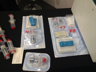 novinki-amwc-2015-dvojnoj-shprits-arthrex-acp-double-s
                        ></p>
<p>Таким чином, подвійний шприц Arthrex ACP® характеризується:</p>
<p>1. Інноваційний дизайн (два шприци в одному). </p>
<p>2. Швидкістю (збагачену тромбоцитами плазму можна отримати та застосовувати вже через кілька хвилин. При використанні протягом 30 хвилин після забору крові не потрібно додавати антикоагулянт). </p>
<p>3. Безпекою (система подвійного шприца Arthrex ACP® є повністю закритою та стерильною, тому підходить для використання як у кабінеті лікаря, так і в операційній). </p>
<p>4. Простота (система надзвичайно проста і зручна у використанні). </p>
<p ><iframe src=