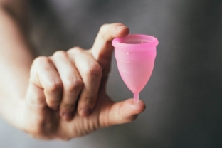 plyusy-i-minusy-ispolzovaniya-menstrualnoj-chashi