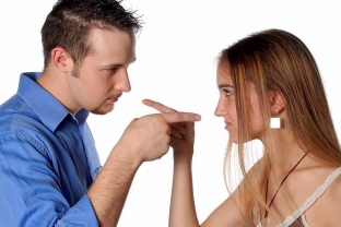 top-3-zhenskikh-privychki-kotorye-razdrazhayut-muzhchin