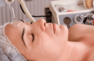 vakuumnaya-chistka-kozhi-printsipy-protsedury-kotorye-vazhno-znat